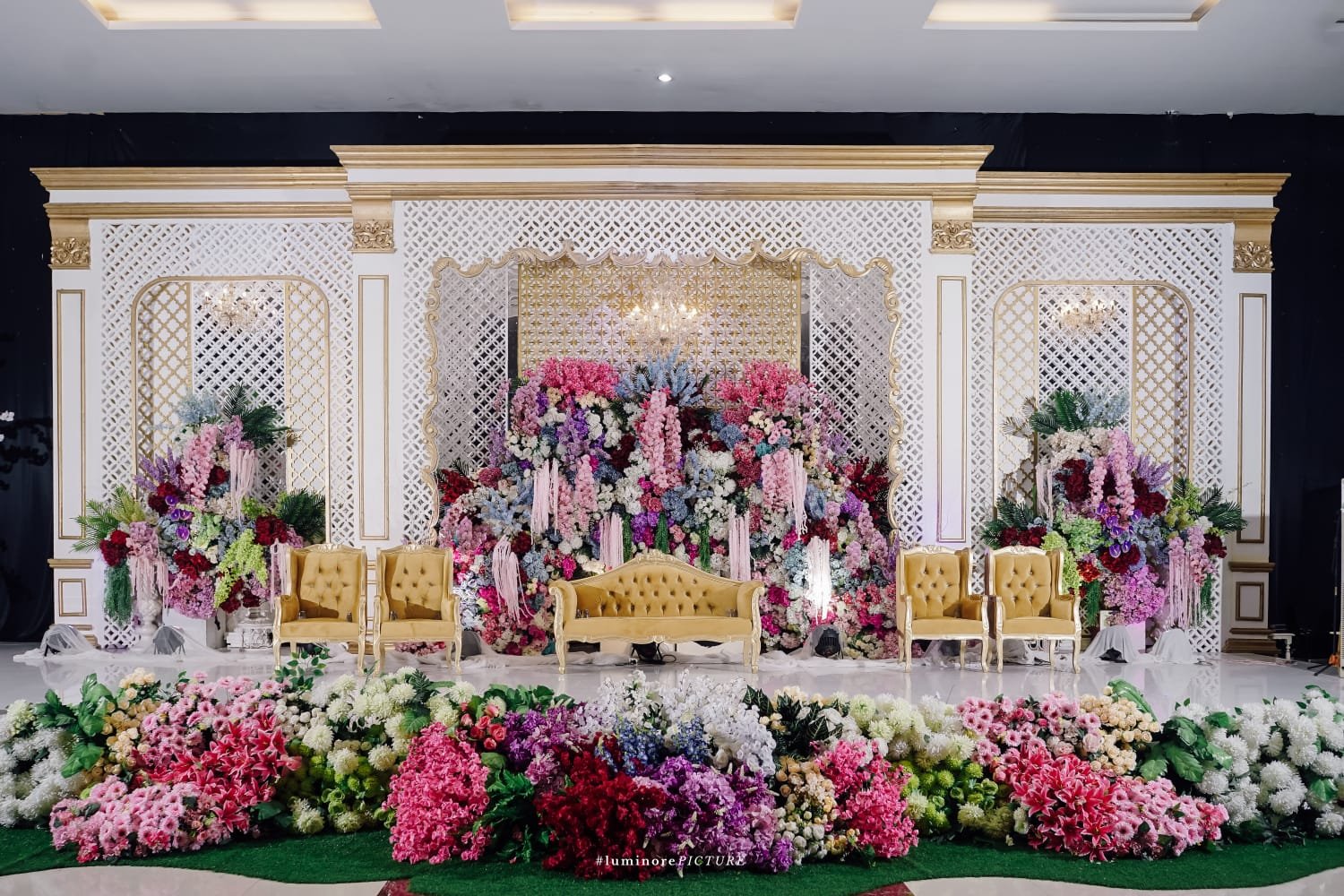 Pelaminan eksklusif dengan pencahayaan (lighting)