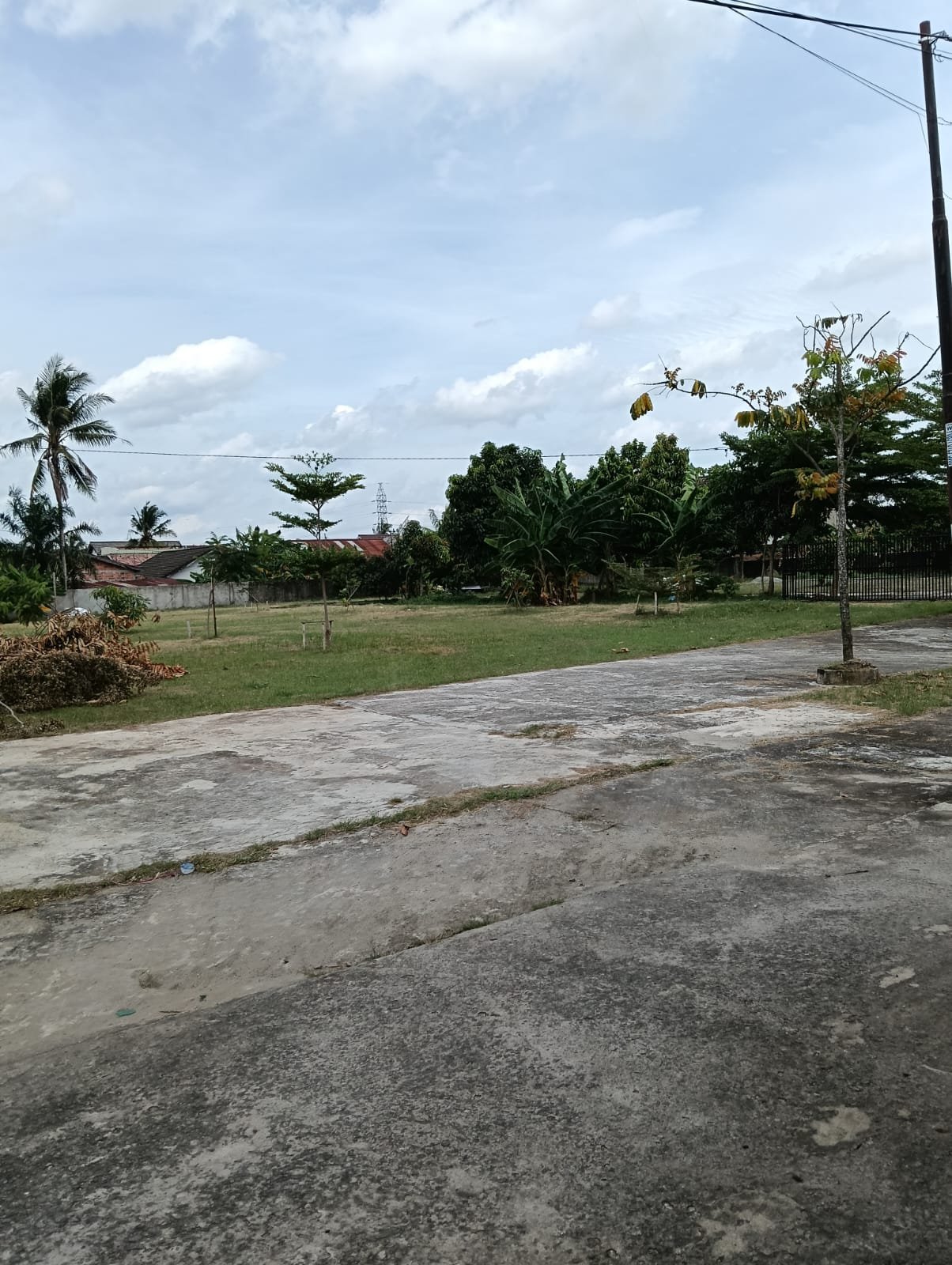 Area parkir luas untuk motor & mobil, lengkap dengan petugas parkir