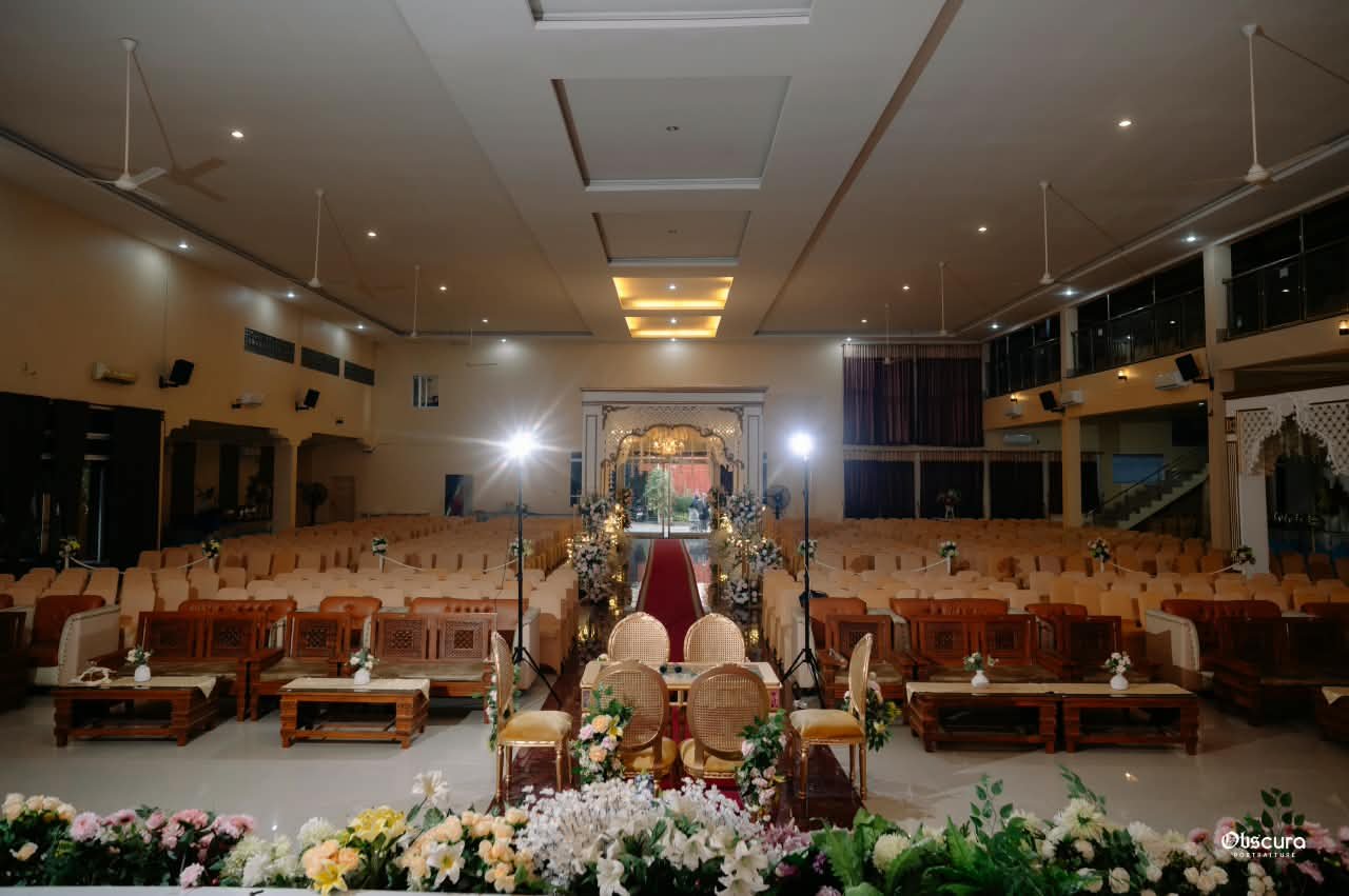 Ballroom luas dengan ratusan kursi tamu dan sofa area VIP