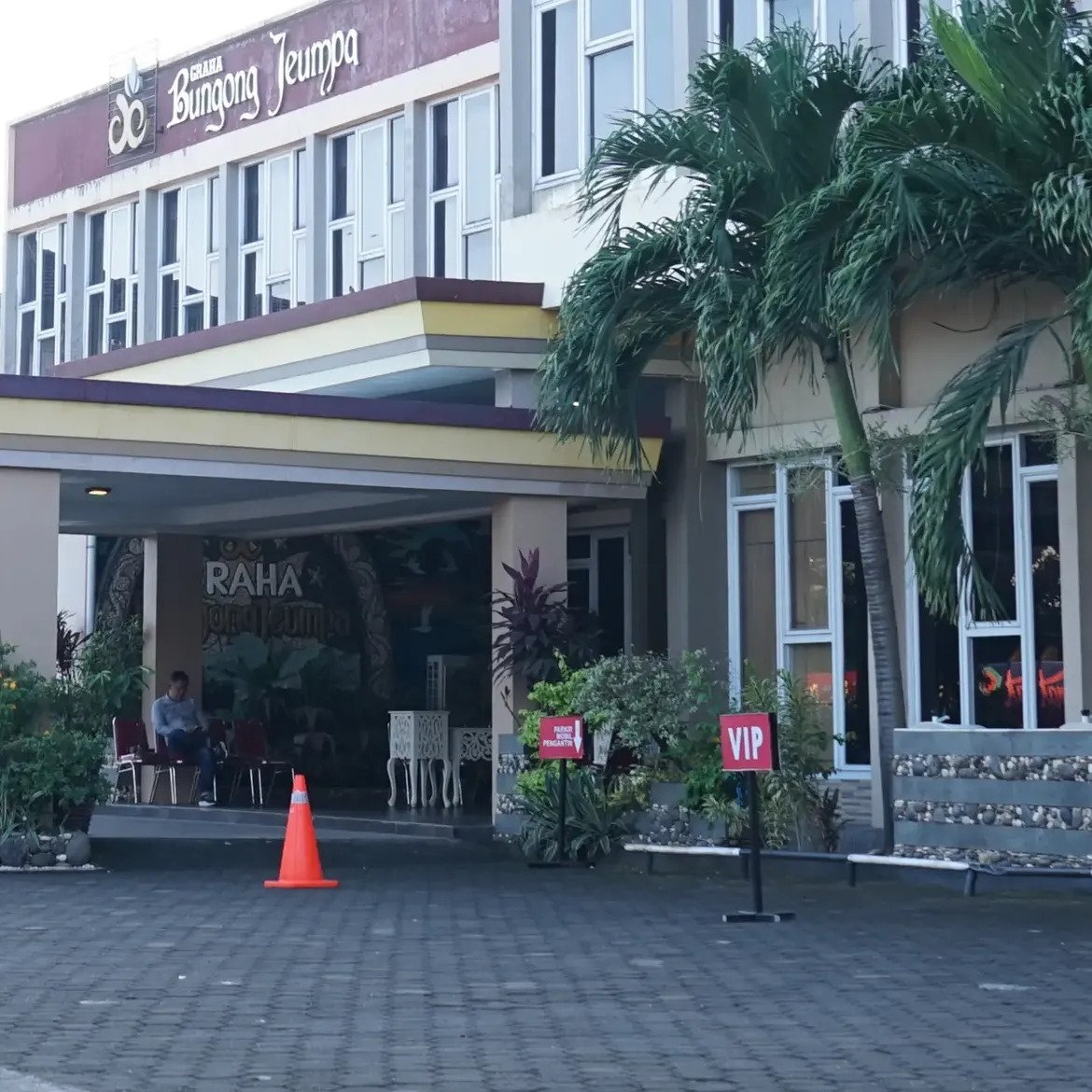 Tampak depan gedung dan area drop off tamu