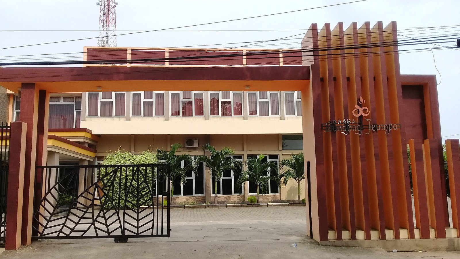 Gerbang dan tampak depan Graha Bungong Jeumpa